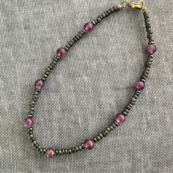 Amethyst gemstone bracelet with black seed beads. Delicate and feminine. - Picture 2 of 4